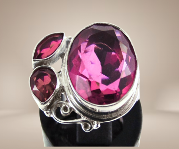 Grote nieuwe zilveren ring 3 roze facet stenen beige achtergrond 1