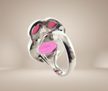 Grote nieuwe zilveren ring 3 roze facet stenen beige achtergrond 3