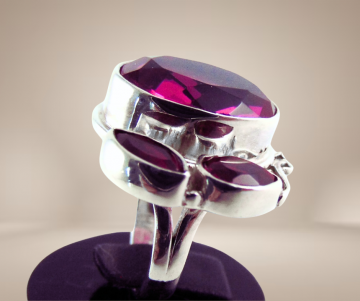 Grote nieuwe zilveren ring 3 roze facet stenen beige achtergrond 4