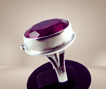 Grote nieuwe zilveren ring 3 roze facet stenen beige achtergrond