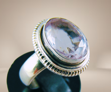 Grote nieuwe zilveren ring grote lichtpaarse amethist facet beige achtergrond