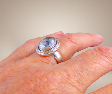 Grote nieuwe zilveren ring grote lichtpaarse amethist facet beige achtergrond 1