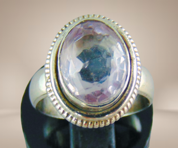 Grote nieuwe zilveren ring grote lichtpaarse amethist facet beige achtergrond 2