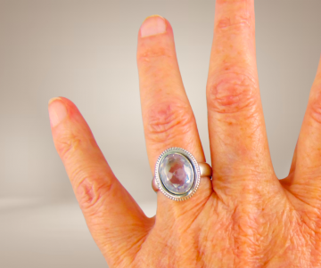 Grote nieuwe zilveren ring grote lichtpaarse amethist facet beige achtergrond 3