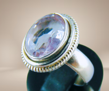 Grote nieuwe zilveren ring grote lichtpaarse amethist facet beige achtergrond 4