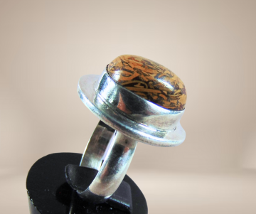 Grote nieuwe zilveren ring met bruine agaat beige achtergrond