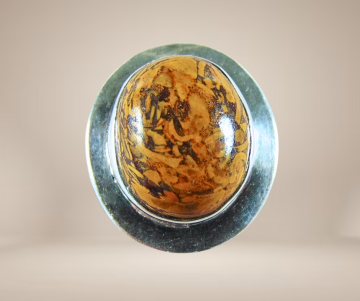 Grote nieuwe zilveren ring met bruine agaat beige achtergrond 1