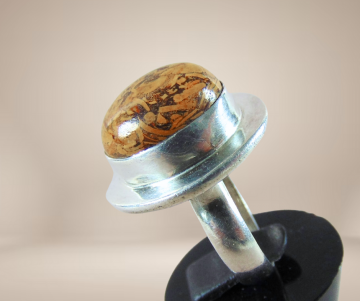 Grote nieuwe zilveren ring met bruine agaat beige achtergrond 3