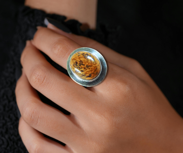 Grote nieuwe zilveren ring met bruine agaat op hand