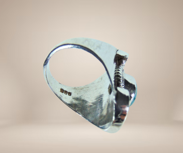 Grote oosterse turquoise ring beige achtergrond