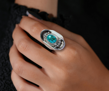 Grote oosterse turquoise ring op hand
