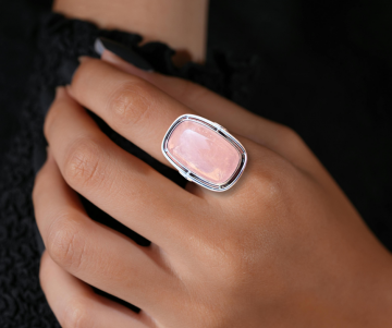 Grote ovaal reachthoek rozenkwarts ring modernist op hand