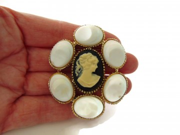 Grote ovale costume broche zwart wit 1