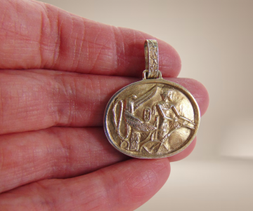 Grote ovale verguld zilveren egypte revival repousse hanger beige achtergrond