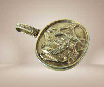 Grote ovale verguld zilveren egypte revival repousse hanger beige achtergrond 1