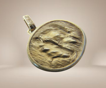 Grote ovale verguld zilveren egypte revival repousse hanger beige achtergrond 3