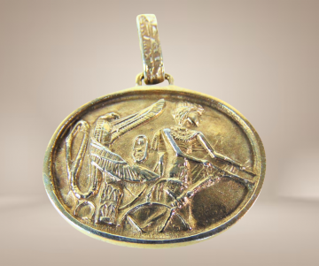 Grote ovale verguld zilveren egypte revival repousse hanger beige achtergrond 4