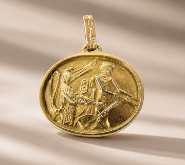 Grote ovale verguld zilveren egypte revival repousse hanger chat