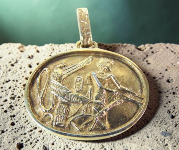 Grote ovale verguld zilveren egypte revival repousse hanger pr staged