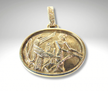 Grote ovale verguld zilveren egypte revival repousse hanger pr