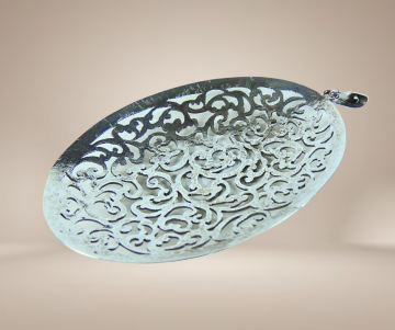 Grote ovale zilver ajour biedermeier hanger beige achtergrond