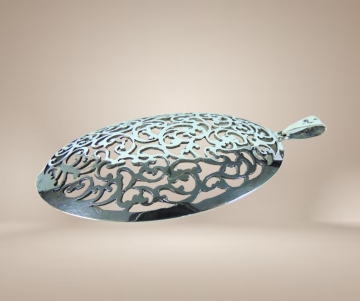 Grote ovale zilver ajour biedermeier hanger beige achtergrond 2