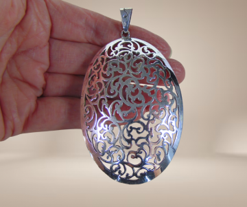 Grote ovale zilver ajour biedermeier hanger beige achtergrond 4