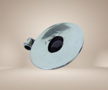 Grote ovale zilveren hanger grote amethist cabochon beige achtergrond