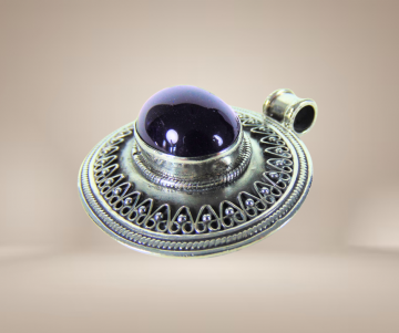 Grote ovale zilveren hanger grote amethist cabochon beige achtergrond 2