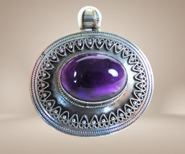 Grote ovale zilveren hanger grote amethist cabochon beige achtergrond 3