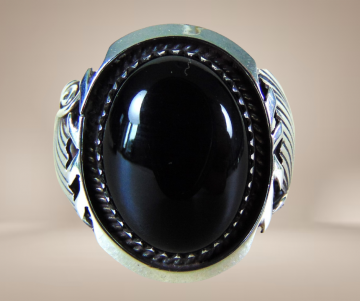 Grote ovale zilveren navajo onyx ring beige achtergrond