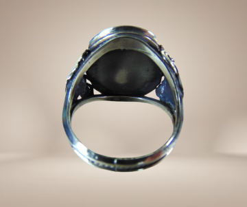 Grote ovale zilveren navajo onyx ring beige achtergrond 1