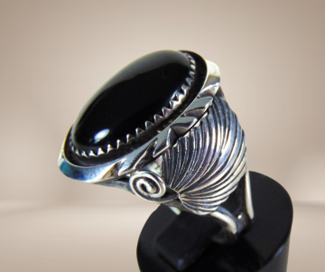 Grote ovale zilveren navajo onyx ring beige achtergrond 2