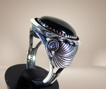 Grote ovale zilveren navajo onyx ring beige achtergrond 3