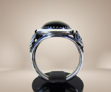 Grote ovale zilveren navajo onyx ring beige achtergrond 4