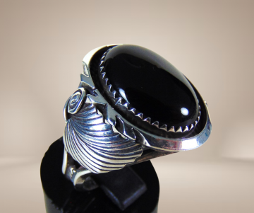 Grote ovale zilveren navajo onyx ring beige achtergrond 6
