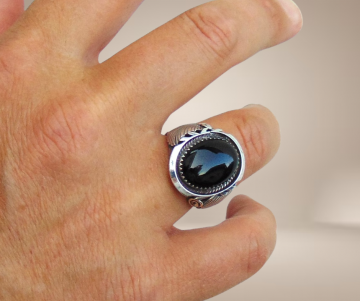 Grote ovale zilveren navajo onyx ring beige achtergrond 7