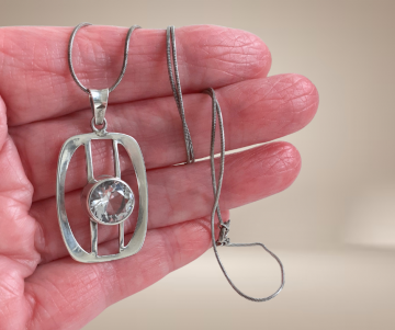 Grote rechthoek solitair grote aquamarijn ketting beige achtergrond