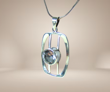 Grote rechthoek solitair grote aquamarijn ketting beige achtergrond 1