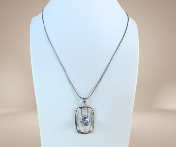 Grote rechthoek solitair grote aquamarijn ketting beige achtergrond 2