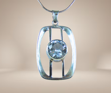 Grote rechthoek solitair grote aquamarijn ketting beige achtergrond 3