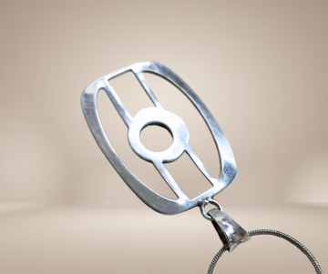 Grote rechthoek solitair grote aquamarijn ketting beige achtergrond 6