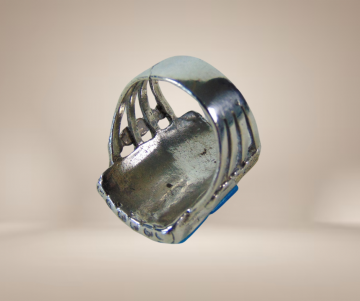 Grote rechthoekige gegoten navajo ring cobble stone turquoise parelmoer beige achtergrond