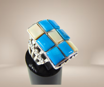 Grote rechthoekige gegoten navajo ring cobble stone turquoise parelmoer beige achtergrond 1
