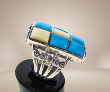 Grote rechthoekige gegoten navajo ring cobble stone turquoise parelmoer beige achtergrond 2