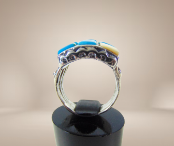 Grote rechthoekige gegoten navajo ring cobble stone turquoise parelmoer beige achtergrond 3