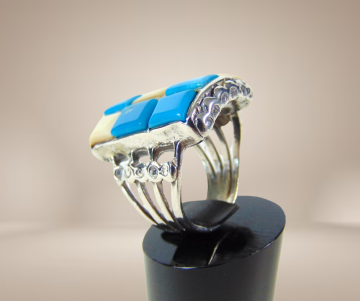 Grote rechthoekige gegoten navajo ring cobble stone turquoise parelmoer beige achtergrond 4