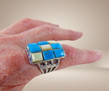 Grote rechthoekige gegoten navajo ring cobble stone turquoise parelmoer beige achtergrond 5