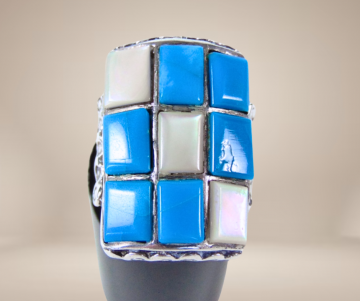 Grote rechthoekige navajo ring cobble stone turquoise parelmoer beige achtergrond