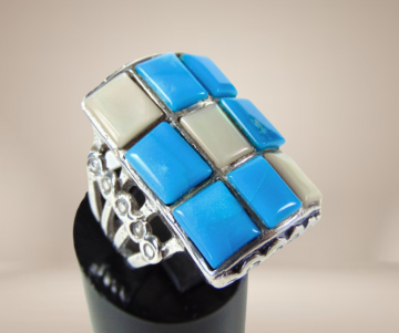Grote rechthoekige navajo ring cobble stone turquoise parelmoer beige achtergrond 2